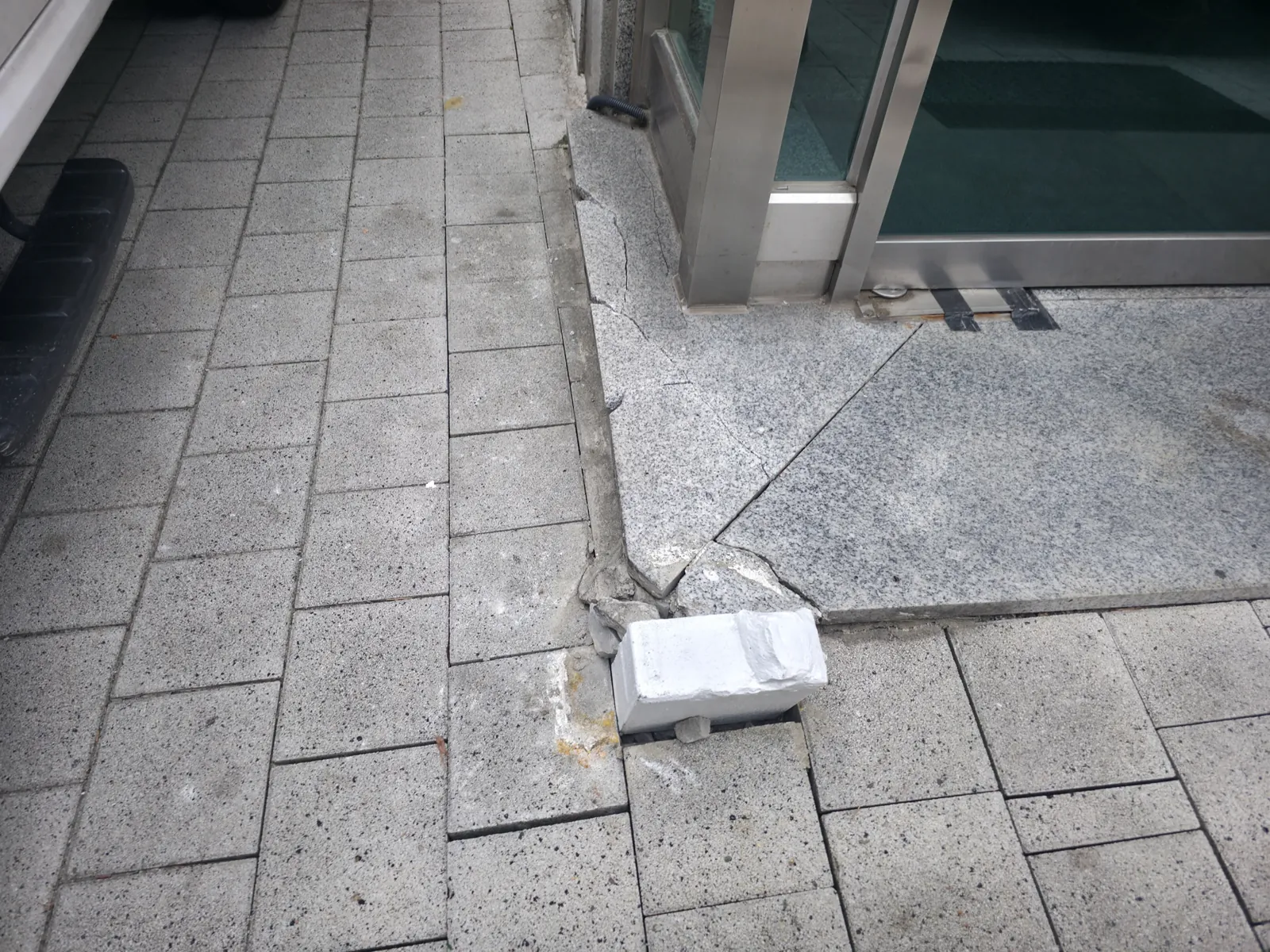 출입구 옆 판석과 바닥 사이 접합 구간