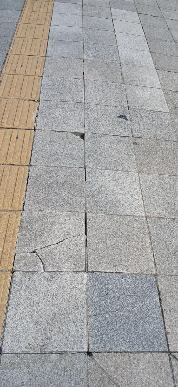 서대문 건물 외벽 화강석에 남은 짙은 매연 오염 자국