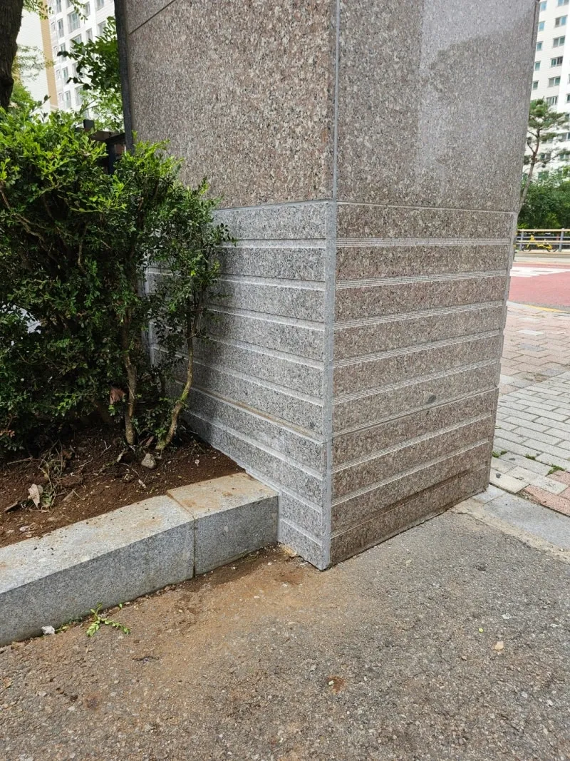 용산 화강석 교체 완료 후 매끈하게 마감된 건물 모서리