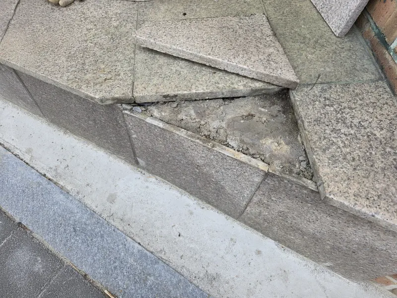 아파트단지 계단 화강석 수리 시공 전